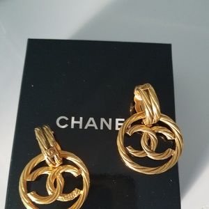CHANEL VINTAGE CLIP CC EARRINGS (authentic)